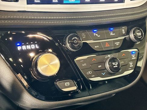 New 2026 Chrysler Pacifica Select AWD/4WD image 16