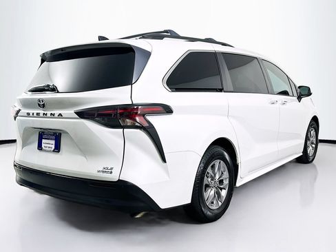 Used 2023 Toyota Sienna XLE FWD image 7