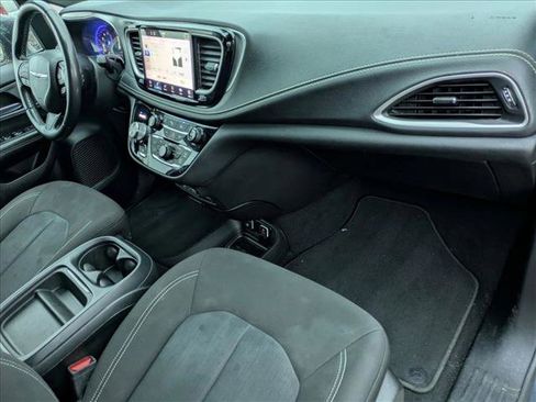 Used 2021 Chrysler Pacifica Touring w/ Uconnect Theater Family Group image 22