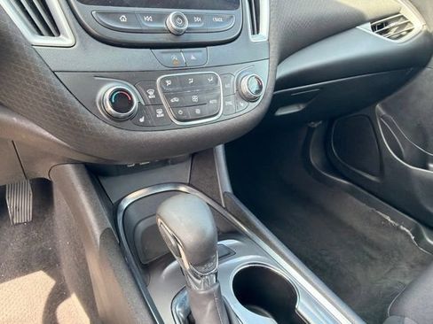 Used 2022 Chevrolet Malibu LT FWD image 17