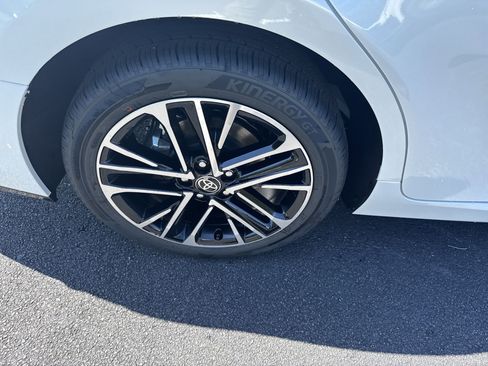 Used 2025 Toyota Camry XLE FWD image 11