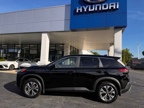 Used 2023 Nissan Rogue SV AWD/4WD image 2