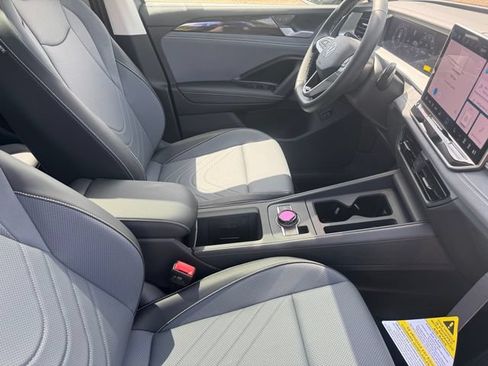 New 2026 Volkswagen Tiguan SE FWD image 13