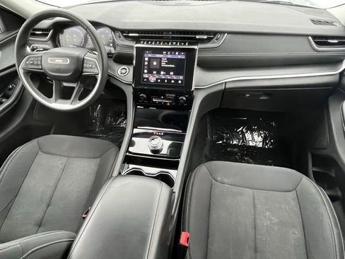 Used 2023 Jeep Grand Cherokee L Laredo image 32