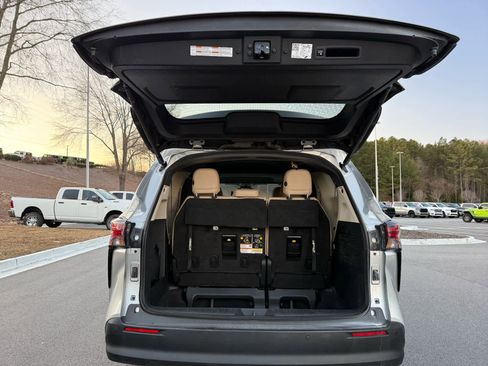 Used 2023 Toyota Sienna XLE image 31