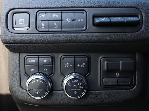 Used 2021 GMC Yukon Denali w/ Denali Ultimate Package image 23