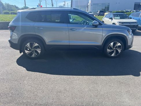 New 2025 Volkswagen Taos SE image 4