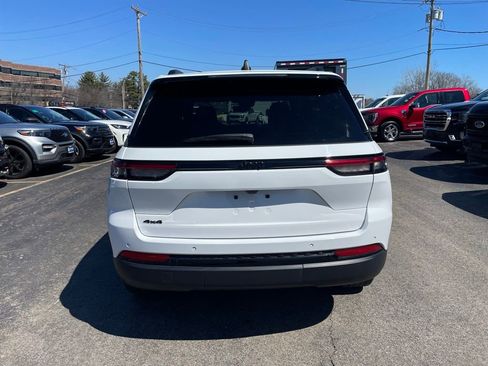 Used 2024 Jeep Grand Cherokee Altitude AWD/4WD image 4