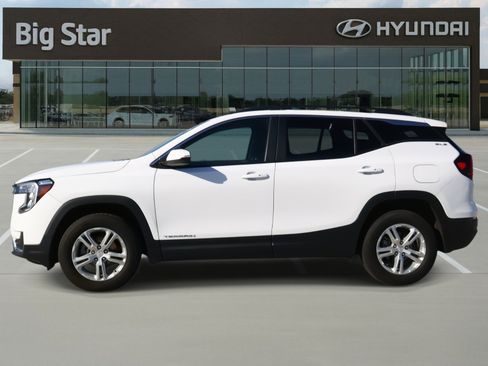 Used 2023 GMC Terrain SLE w/ Driver Convenience Package image 2