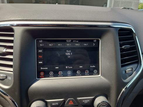 Used 2021 Jeep Grand Cherokee Laredo image 19