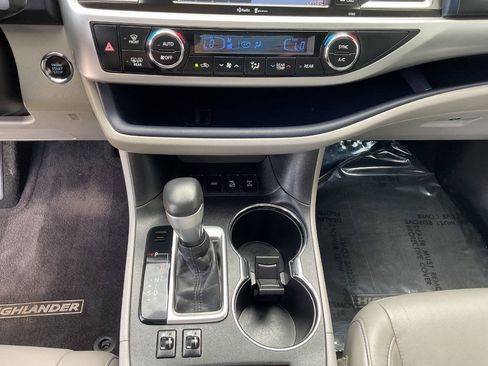 Used 2015 Toyota Highlander XLE AWD/4WD image 25