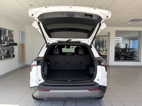 Used 2026 Chevrolet Equinox LT w/ Convenience Package II FWD image 9
