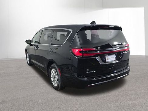 Used 2024 Chrysler Pacifica Touring-L FWD image 36