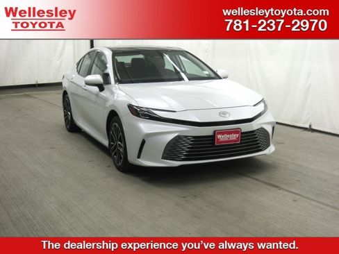 Used 2025 Toyota Camry XLE image 1
