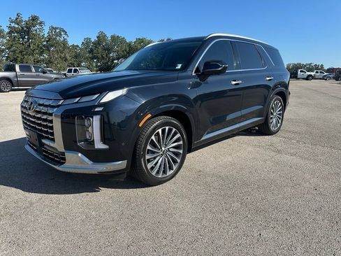 Used 2023 Hyundai Palisade Calligraphy FWD image 2
