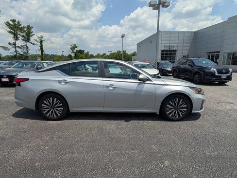 Used 2023 Nissan Altima 2.5 SV w/ SV Premium Package FWD image 2