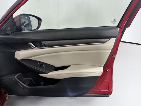 Used 2018 Honda Accord Touring image 32