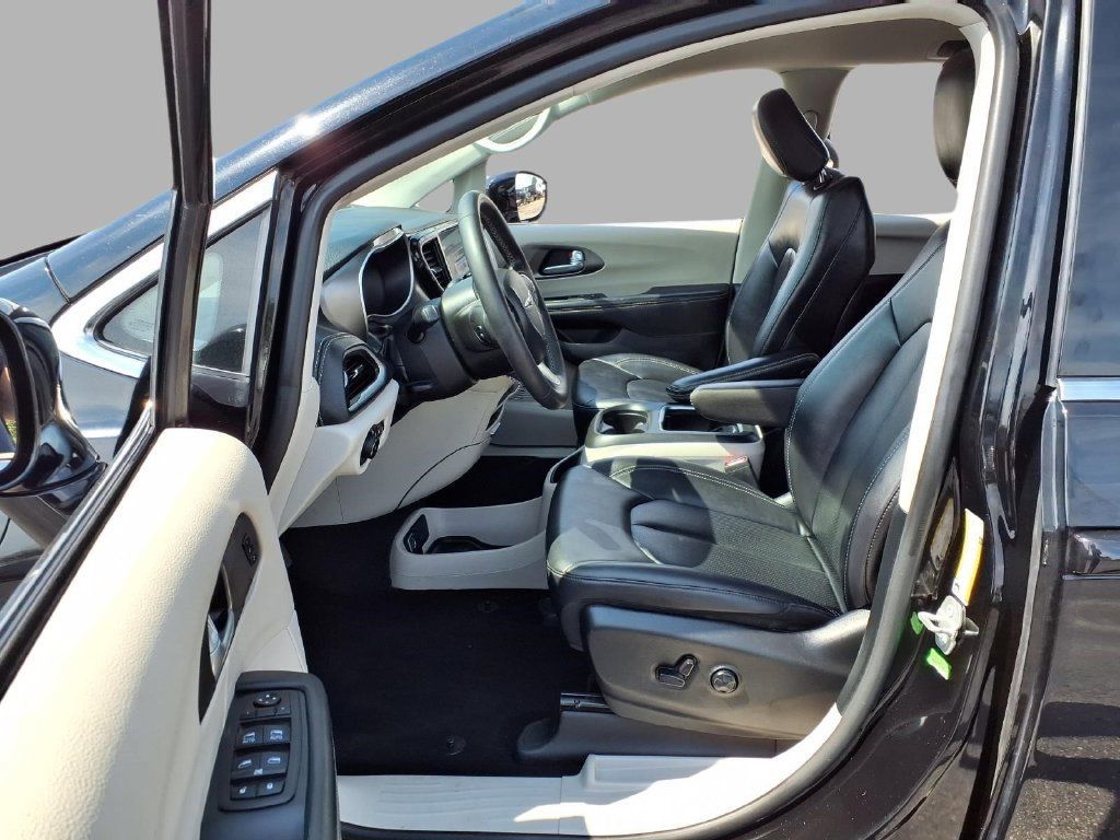 Used 2024 Chrysler Pacifica Limited FWD image 21