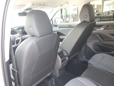 Certified 2026 Volkswagen Tiguan SE AWD/4WD image 17