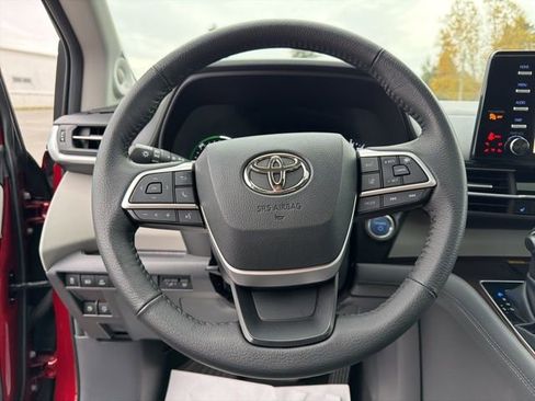 Used 2024 Toyota Sienna XLE image 23
