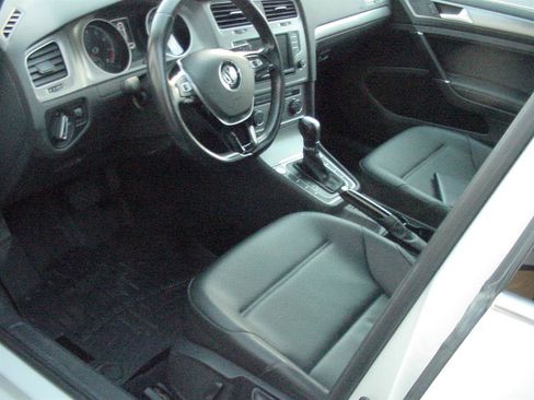 Used 2016 Volkswagen Golf Limited Edition image 4