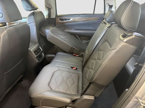Used 2025 Volkswagen Atlas SE AWD/4WD image 23