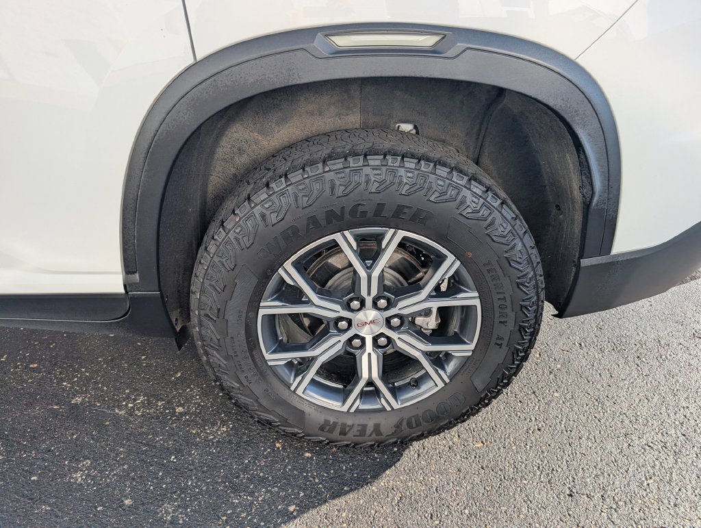 Used 2025 GMC Acadia AT4 w/ LPO, Floor Liner Package AWD/4WD image 17