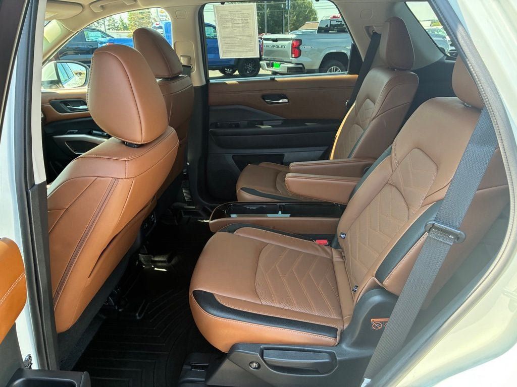 Used 2024 Nissan Pathfinder Platinum AWD/4WD image 12