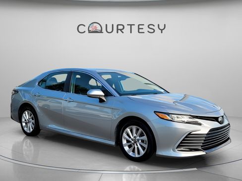 Used 2021 Toyota Camry LE image 7