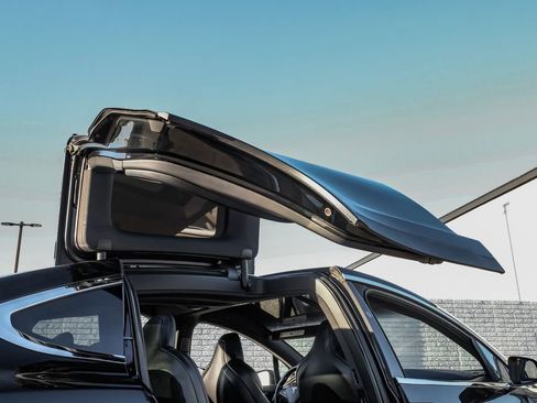 Used 2018 Tesla Model X 75D image 38