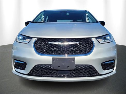 Certified 2024 Chrysler Pacifica Touring-L image 2