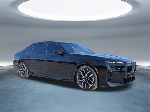 Used 2025 BMW 740i image 2