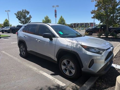 Used 2022 Toyota RAV4 LE AWD/4WD image 2