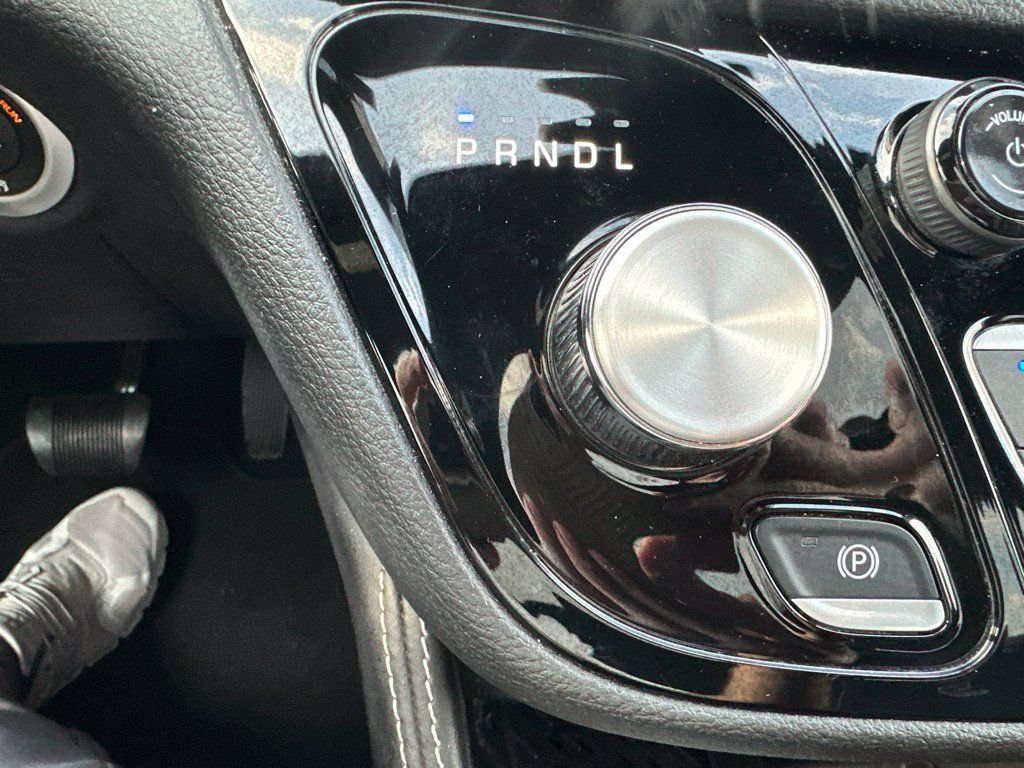 Used 2025 Chrysler Pacifica Limited FWD image 20