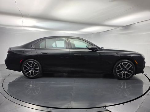 Used 2024 BMW 740i image 3