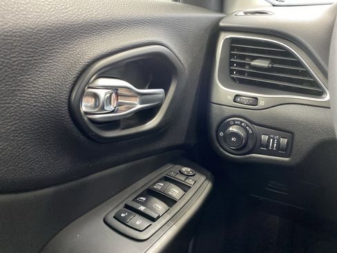 Used 2022 Jeep Cherokee Trailhawk image 22