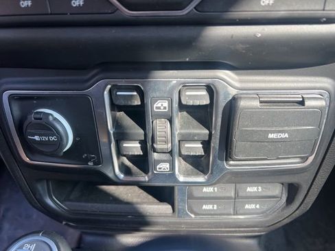 Used 2021 Jeep Wrangler Unlimited Sahara AWD/4WD image 29