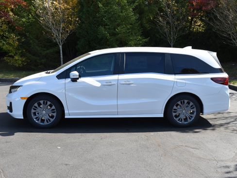 New 2026 Honda Odyssey Touring image 4