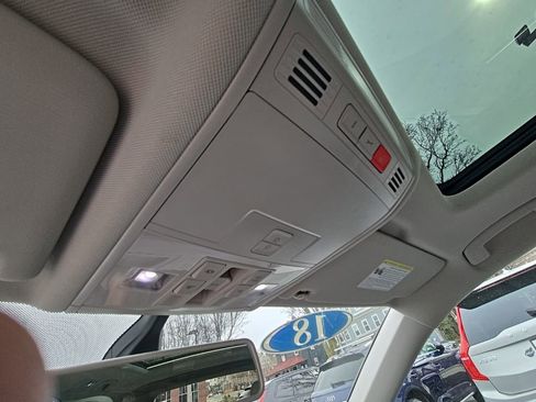 Used 2018 Volkswagen Tiguan SE w/ Panoramic Sunroof Package image 27