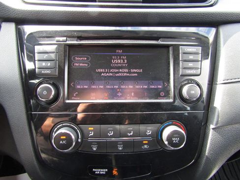 Used 2018 Nissan Rogue S image 12