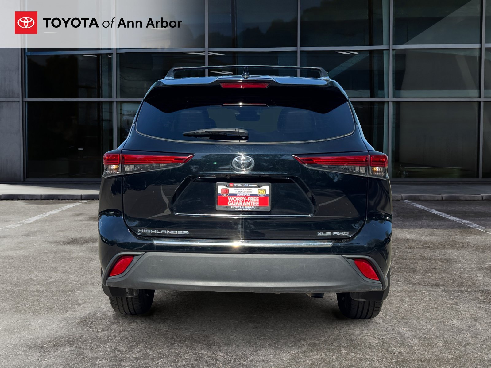 Used 2023 Toyota Highlander XLE AWD/4WD image 11