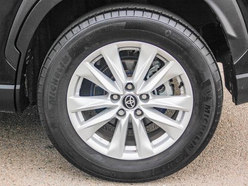 Used 2023 Toyota Corolla Cross LE image 11