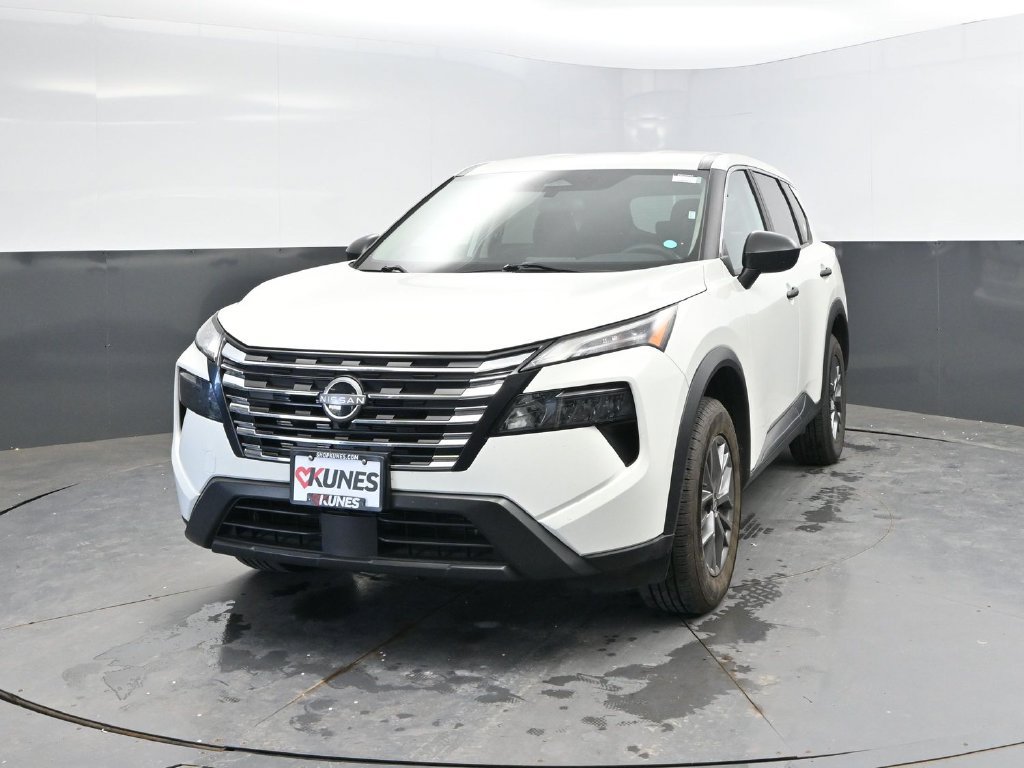 Used 2024 Nissan Rogue S AWD/4WD image 3