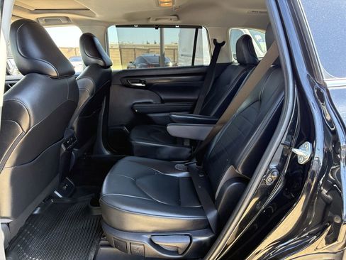 Used 2021 Toyota Highlander XLE FWD image 28