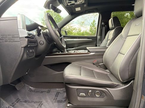 Certified 2025 Cadillac Escalade Premium Luxury AWD/4WD image 3