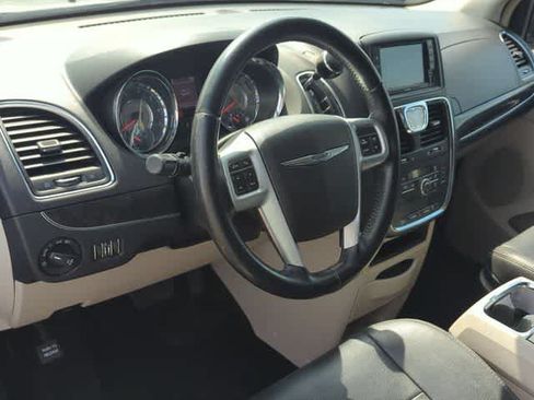 Used 2014 Chrysler Town & Country Touring FWD image 10