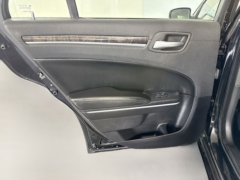 Used 2019 Chrysler 300 Limited image 26