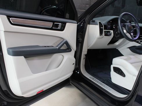 Used 2023 Porsche Cayenne Platinum Edition image 25