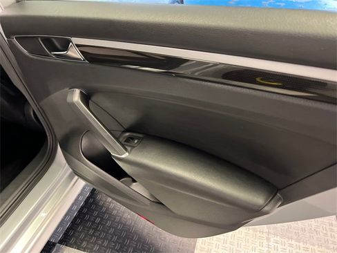 Used 2018 Volkswagen Passat 3.6 image 9