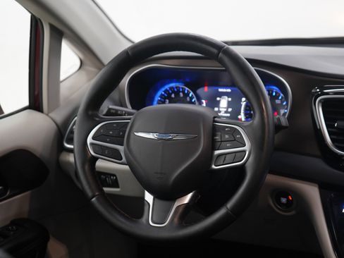 Used 2018 Chrysler Pacifica Touring-L Plus image 15